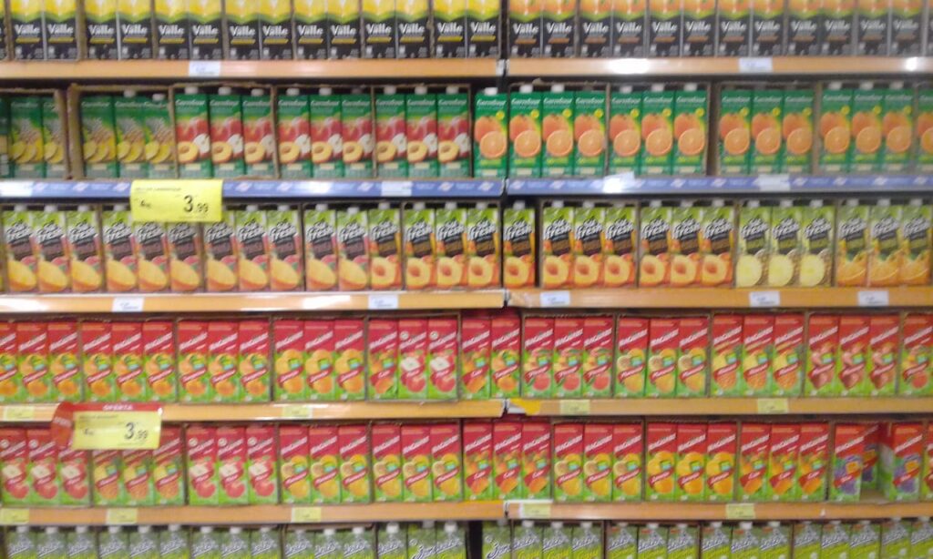 Entender a diferença entre um promotor de vendas e um repositor é fundamental dentro do processo de trade marketing. Saber exatamente o papel dessas duas funções pode ajudar na potencialização das tarefas, principalmente na atuação do promotor de vendas no PDV. - Clear Promoções